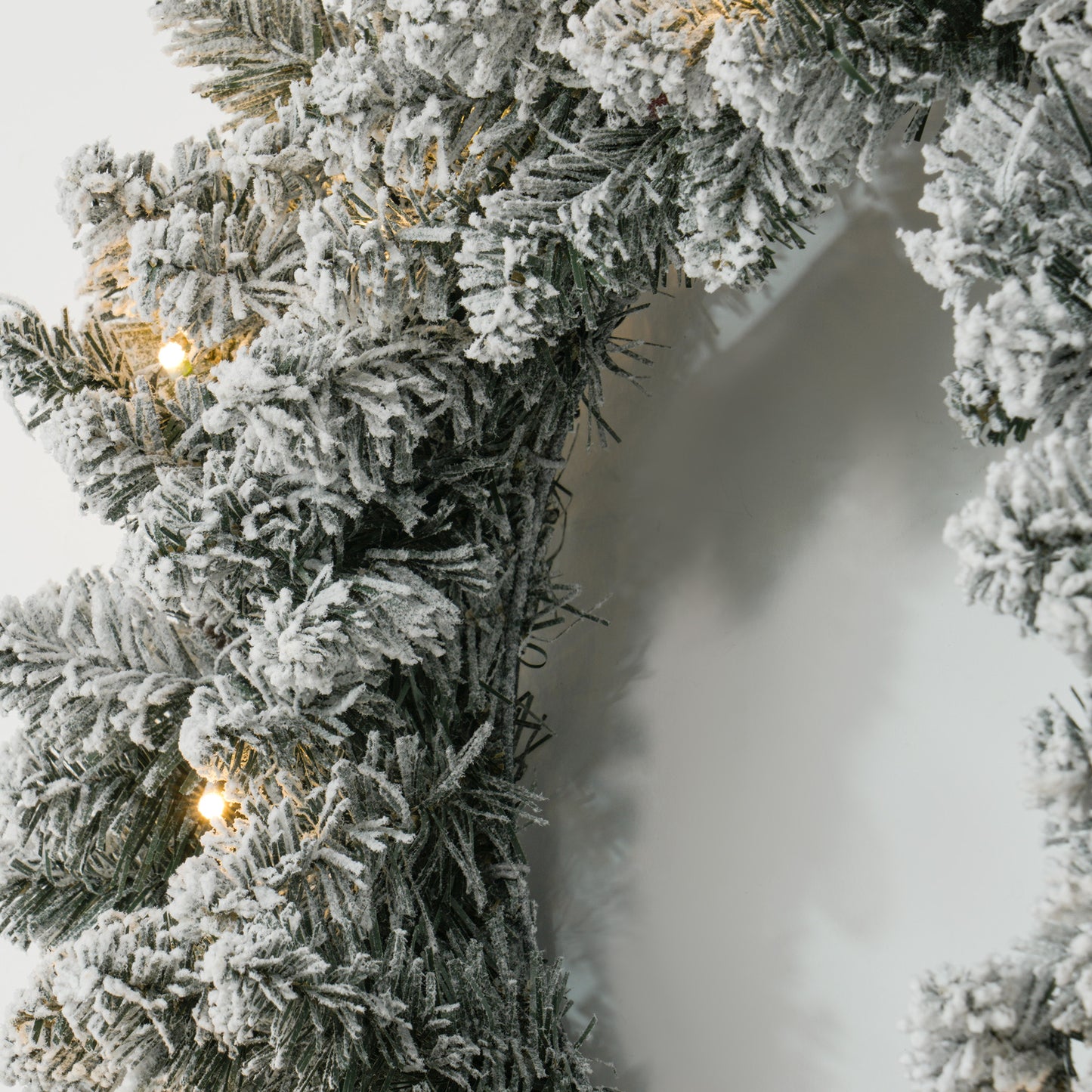 Pinecones & Berries Wreath Christmas Decoration with Frosted Pattern - 60cm